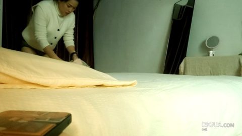 #人妻 老哥约操熟女人妻，喝酒聊天调情，来兴致换算睡衣开操，埋头大屌插嘴，骑乘位后入一顿操