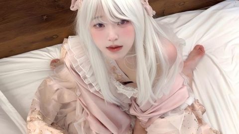 #女仆COS #反差婊 #白虎 #骚货 #高潮 【极品萝莉女仆】 这个少女乖巧女仆看着就顶，白色长发黑白女仆装下藏着极品骚身体！M字大开腿直…