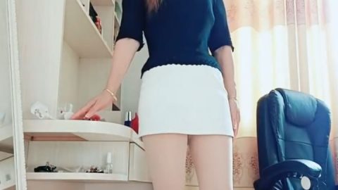 #熟女 黑丝大长腿，啤酒瓶自慰，骚穴喝啤酒，坐骑大哥的肉棒，骚嘴张开了娇喘 骚啊！