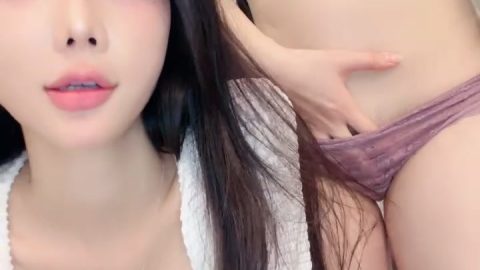 #你的老婆 #小妲己直播 顶级绝美女神，完美身材巨乳翘臀，跳蛋自慰淫水打湿。