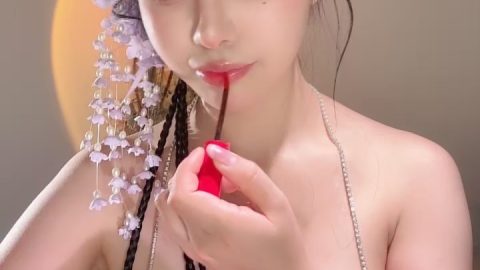 #不柒 #半糖直播 高颜御姐唯美古风，透视小肚兜丝袜高跟，玉足白嫩美乳涂满乳液