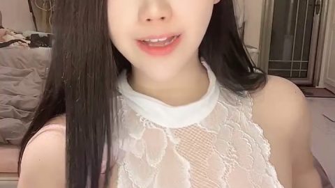 #成都徐若瑄 #小妲己直播 高颜值美女，丰满女神超甜美白虎穴，道具爆插过瘾 !
