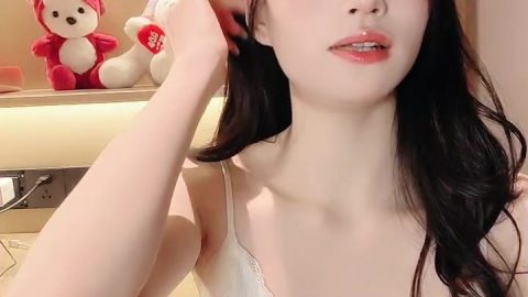 #糯糯子 #半糖直播 高颜清纯女神，模特身材，道具自慰一脸骚样粉穴流淫水 【8月新录】